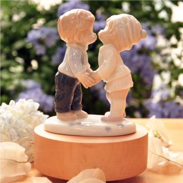 英国Savoir Vivre陶瓷亲亲小爱人旋转八音盒音乐盒创意结婚情人节礼物